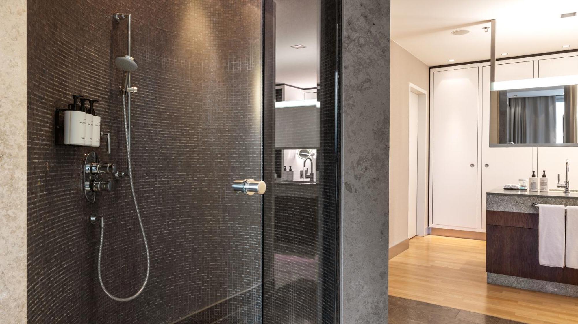 Intercontinental Berlin By Ihg Hotel Exterior photo Shower door